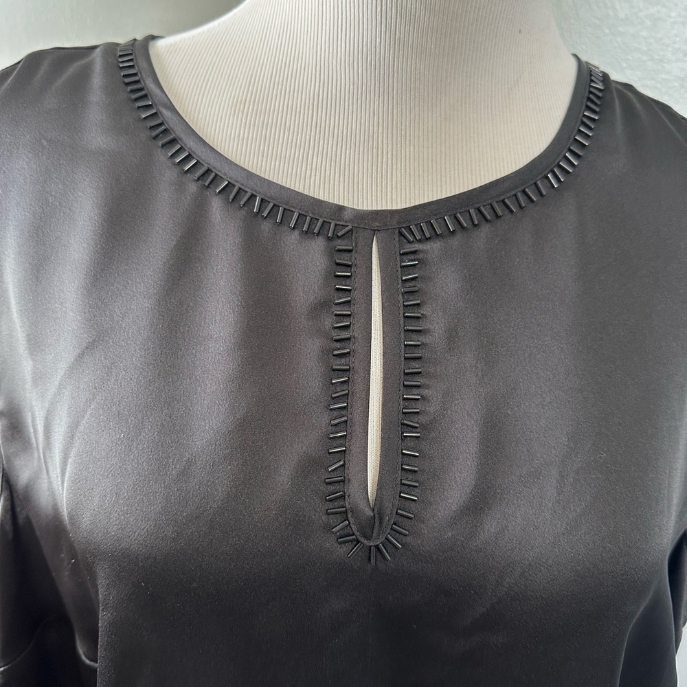 Nikon boutique‎ women’s 2X sleeveless blouse scoopneck with people with beading